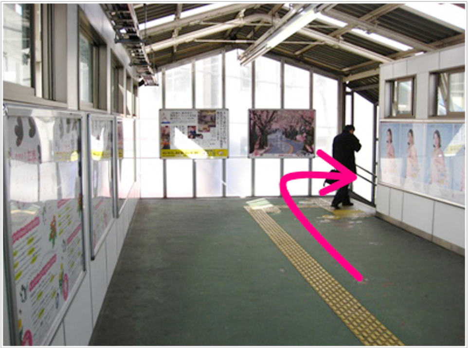 そのまま階段を降ります。
