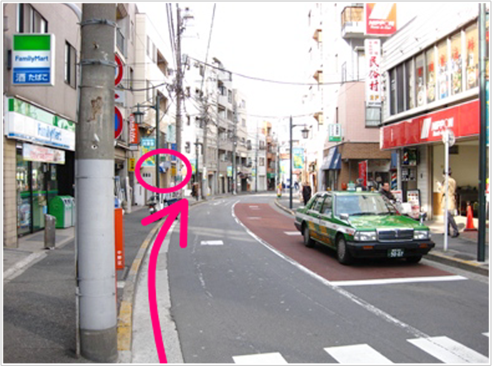 左手にファミリーマート東中野駅北店、右手に日本レンタカー。もう左手に見えてきました。